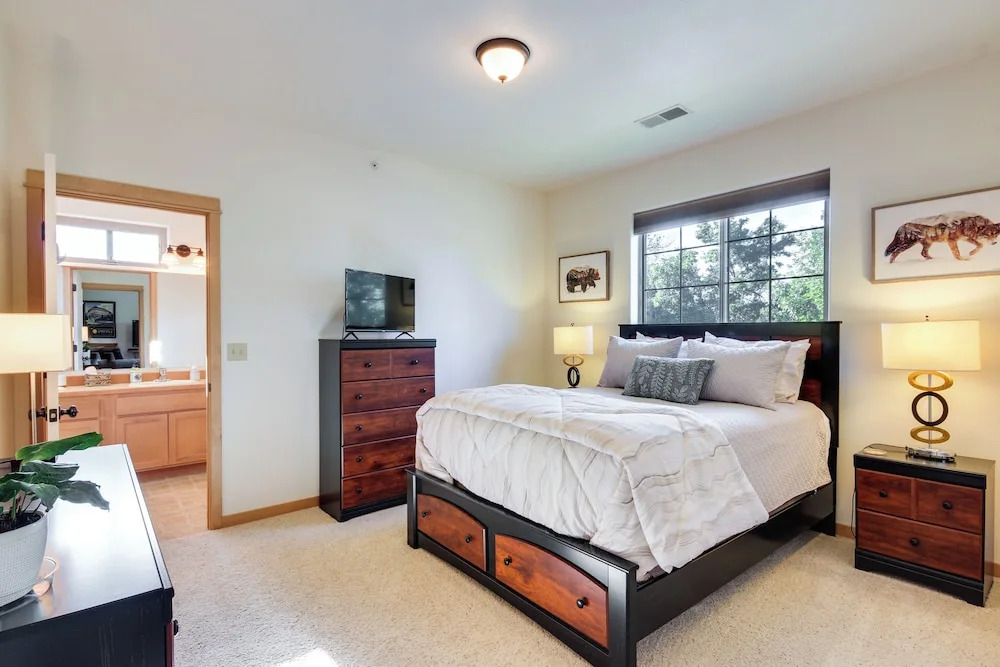 Cozy Livingston Condo w/ Balcony & Mtn View!