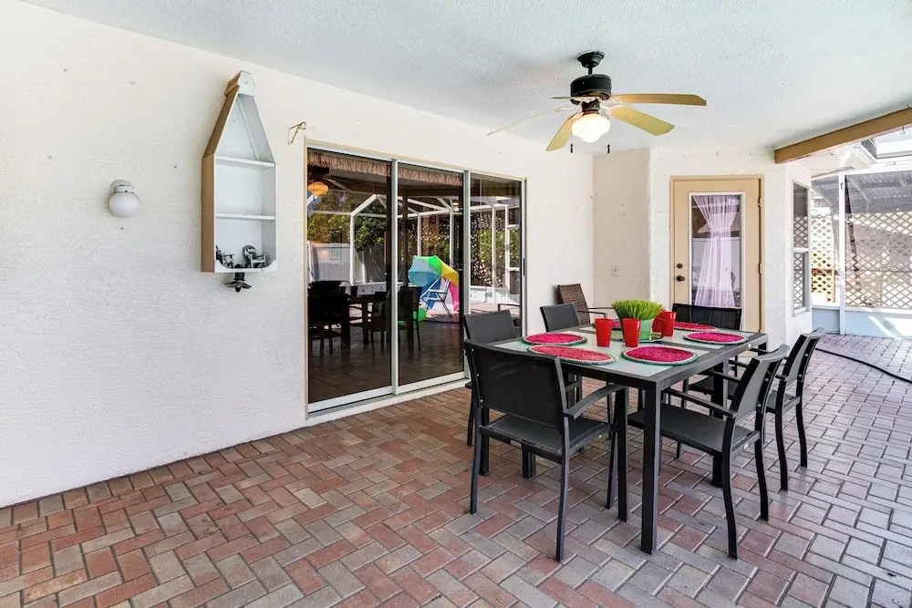3 Mi to Weeki Wachee Springs SP: Poolside Oasis!