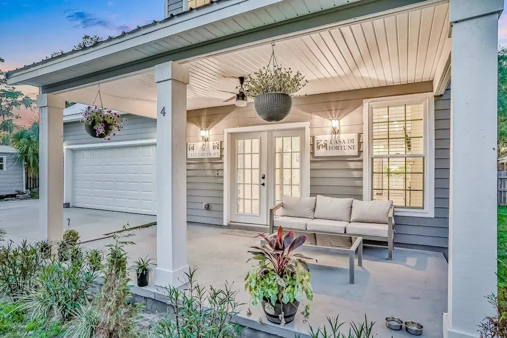 Updated, Dog-friendly gem W/fenced Yard, Foosball & Pool Tables, Wifi, Fireplace
