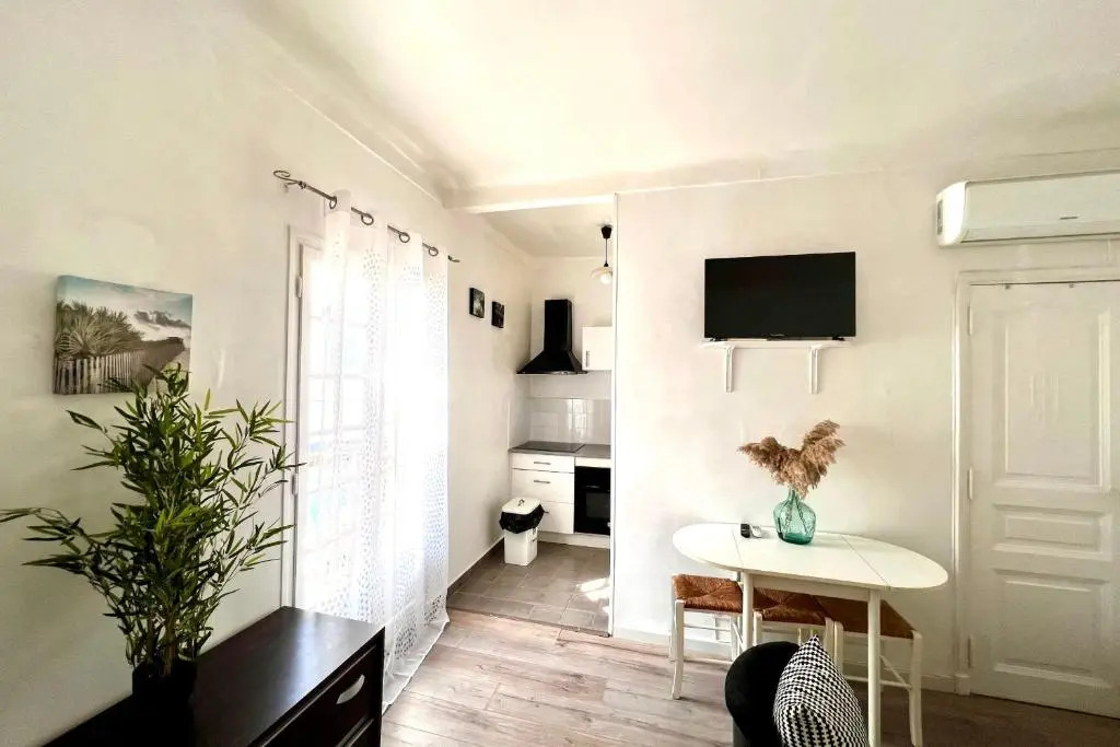 30m Studio in the heart of old Antibes wifi air conditioning