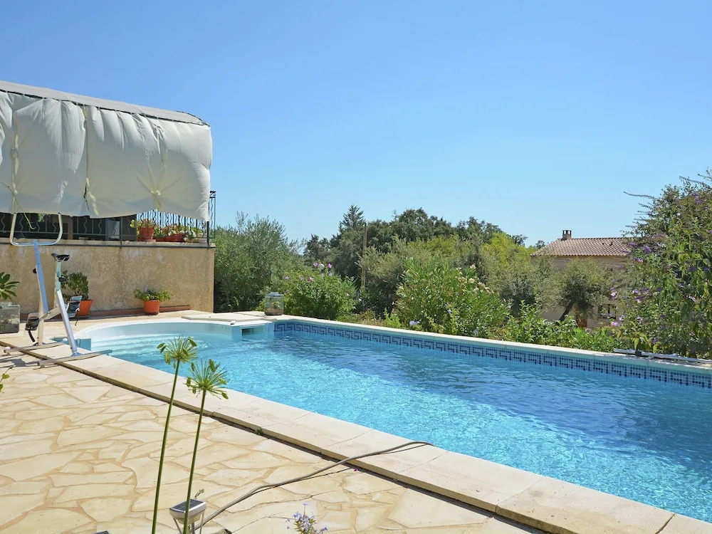 Saint-maximin: Pool & Peace