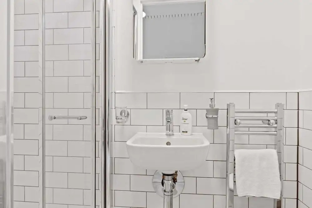 Refined, Light 1 Bed Apt w Balcony in Brixton