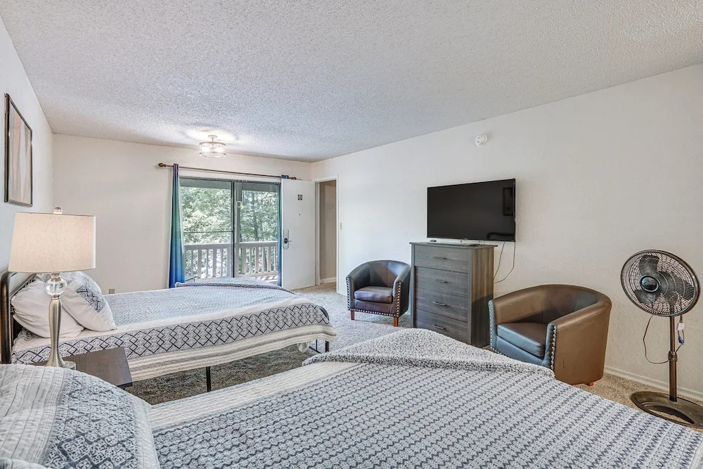 2 Decks & Pool Access: Osage Beach Retreat