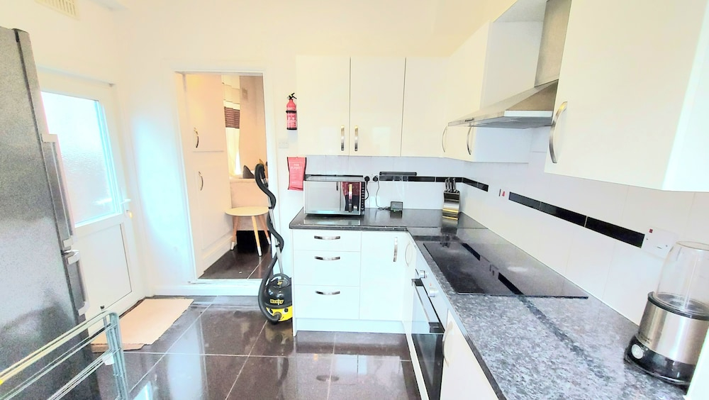5Br House-sleeps12-garden-familyfriendly