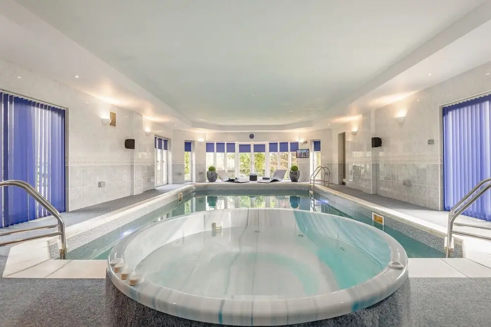 Luxury 6 Bed House With Pool