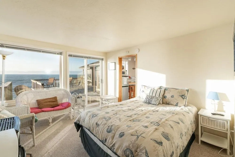 Whale Pointe 2 Br cottage by RedAwning