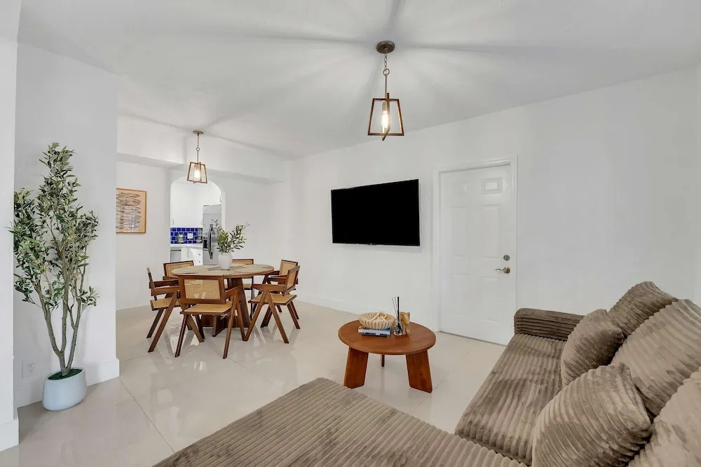 Spacious Stylish 2BR Retreat Near Victoria Park