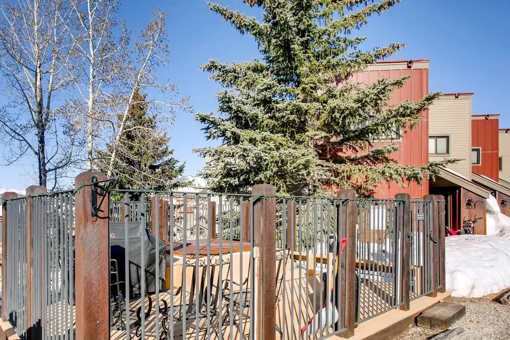 2 Br Buttes - Breathtaking Views Of Mountain Range 2 Bedroom Condo - No Cleaning Fee! by RedAwning