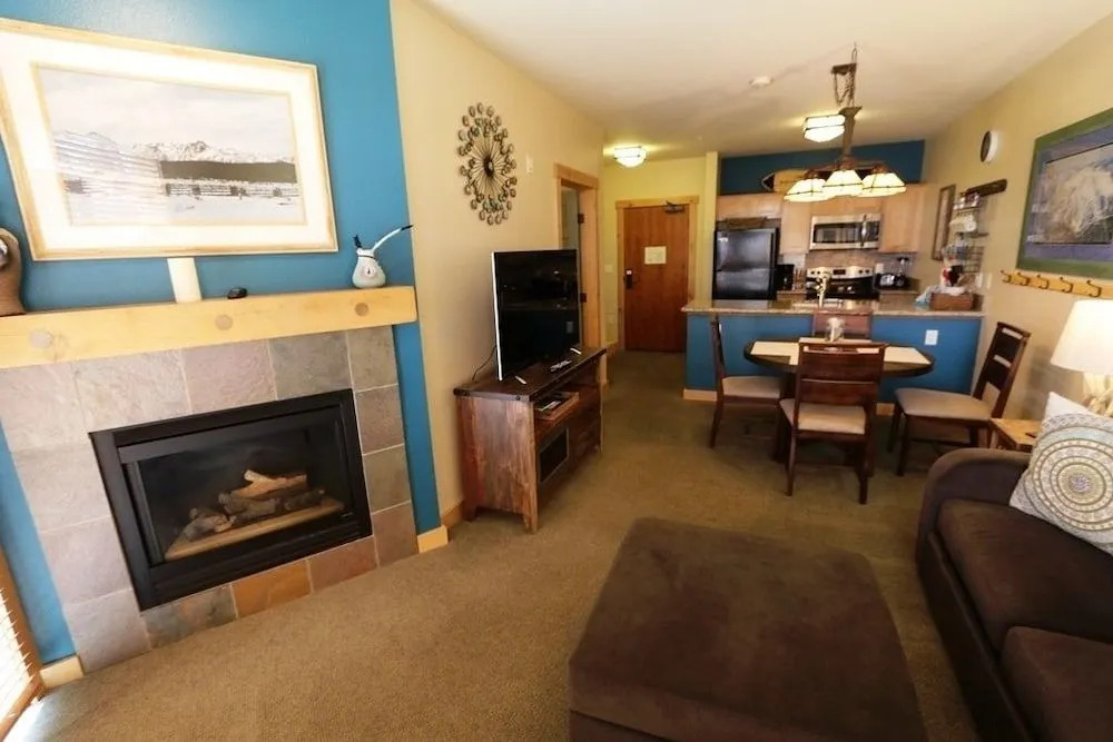 Sunstone 127 Modern Condo At Sunstone Lodge with Great Complex Amenities near Ski-In Ski-Out by RedAwning