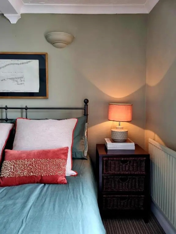 2 bedroom house within walking distance of town