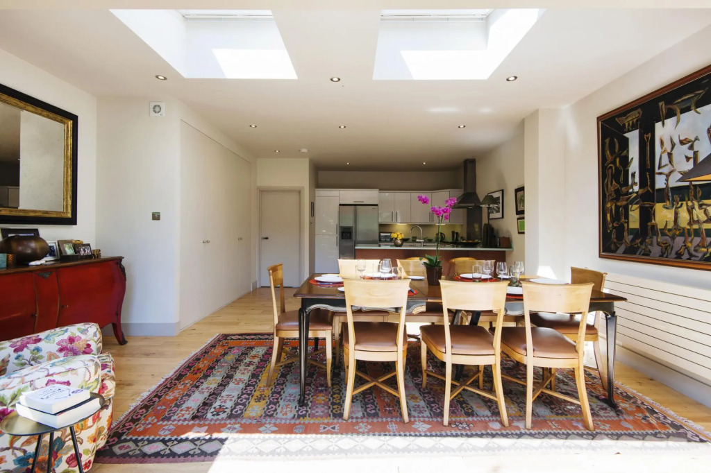 Exquisite East Acton Home Close to Shepherds Bush by Underthedoormat