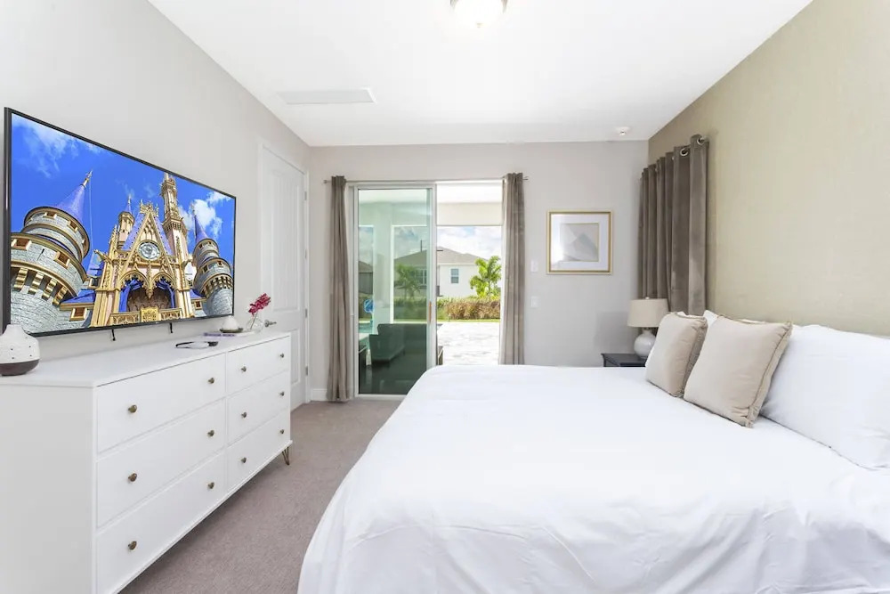 Gorgeous 8 Bedroom Single Home With Private Pool -ec7724