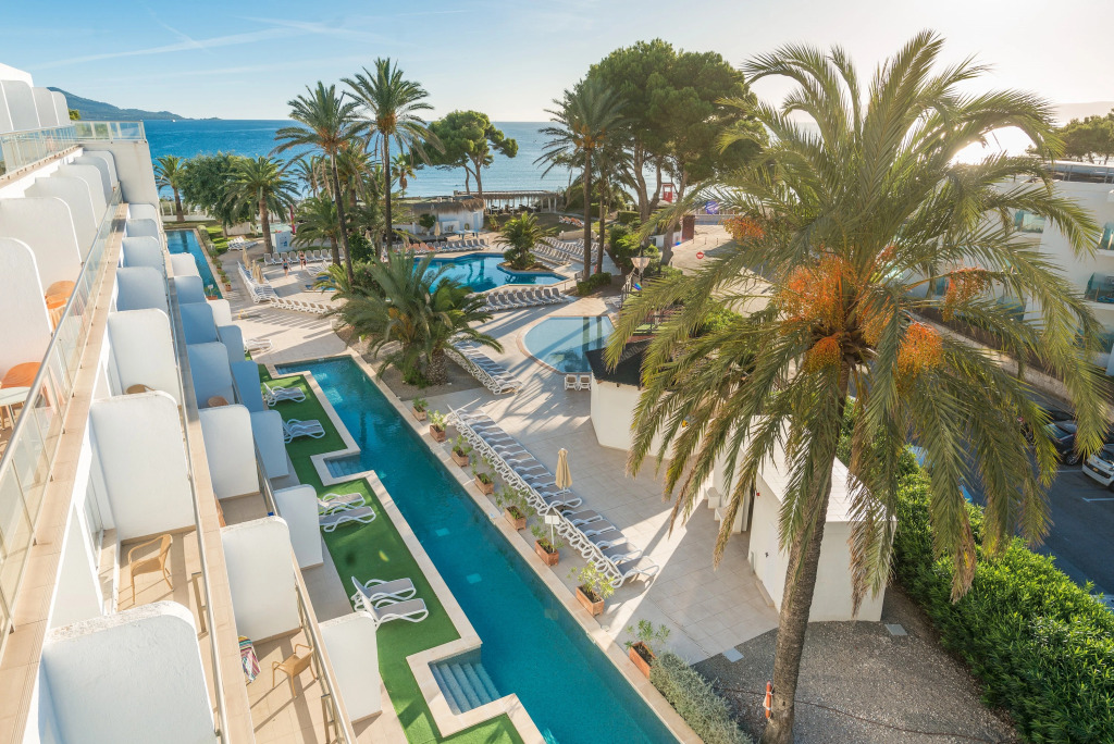 Loft studio with shared pool, near the beach