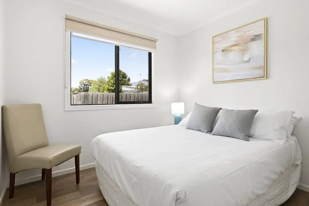 Spacious 2-bedroom With Private Parking Access