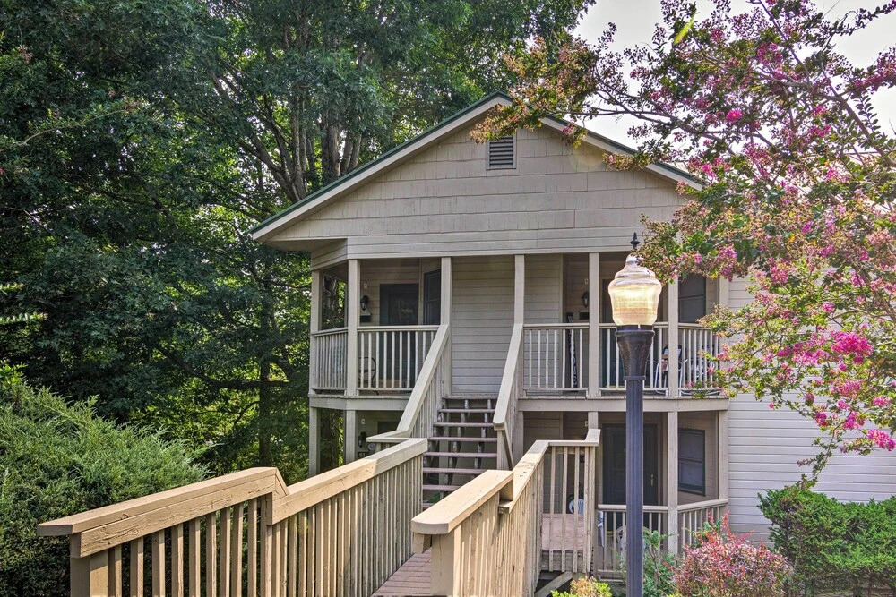 1 Mi to Lake Lure: Mtn-view Studio w/ Balcony!