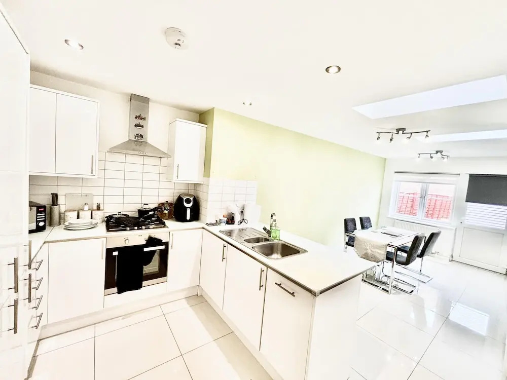 Stunning 3-bed House in the Heartreading