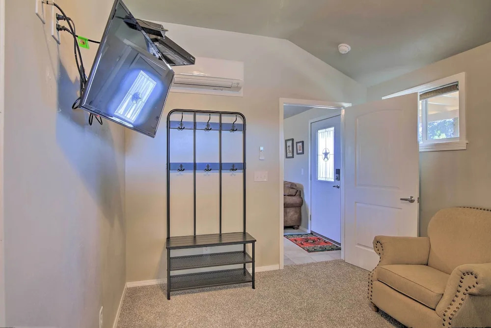 Updated Cabin w/ Fire Pit - 1 Mile From Downtown!