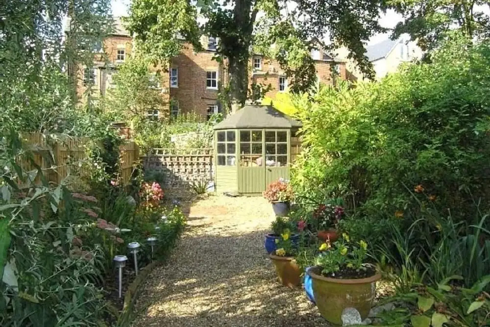 Elegant city centre 4 bedroom escape in popular Jericho