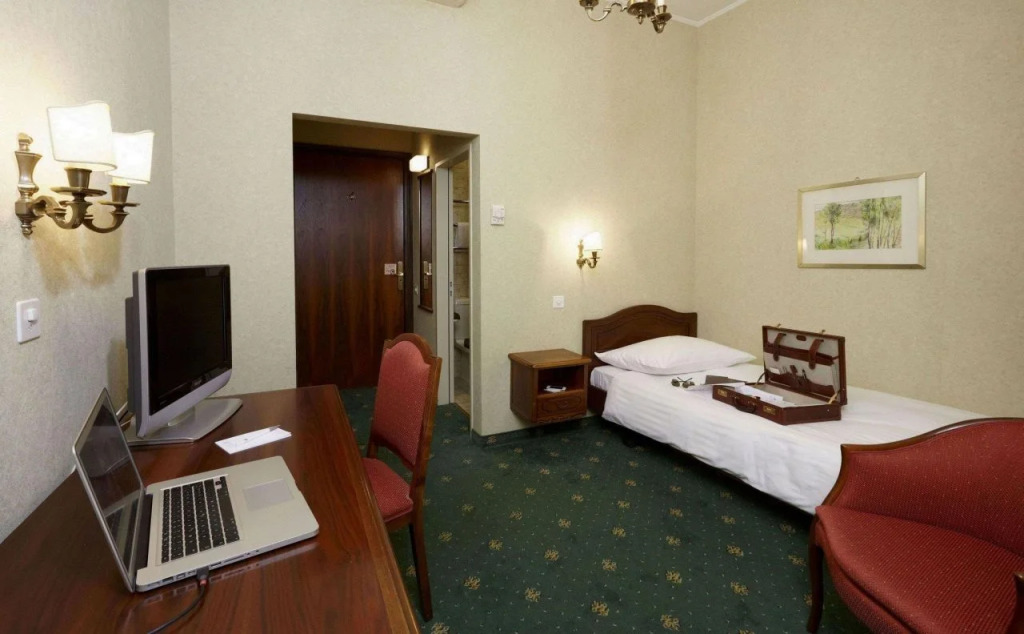 International au Lac Historic Lakeside Hotel