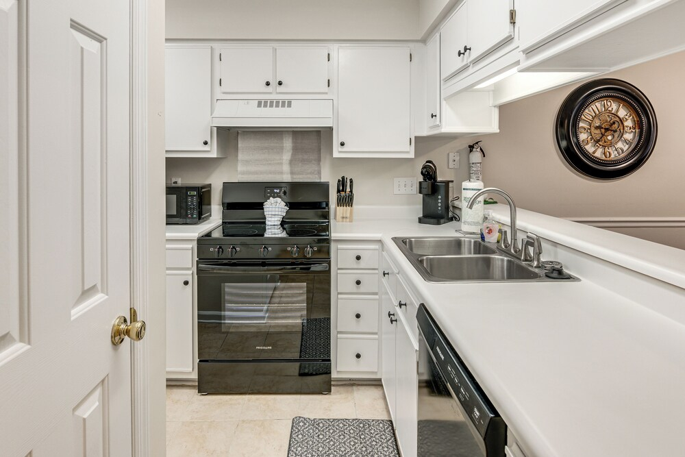 8 Mi to Boardwalk & Beach: Windsor Green Condo!