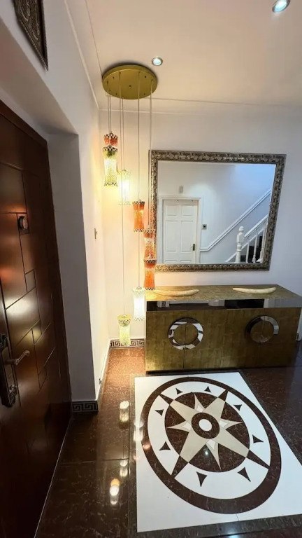 Luxurious West London Retreat With Hot Tubs & Easy Access to Central London