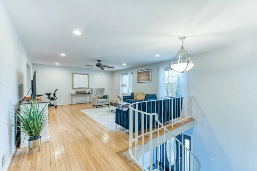3BR Modern Home w Pool Sunroom National Harbor, Fort Washington