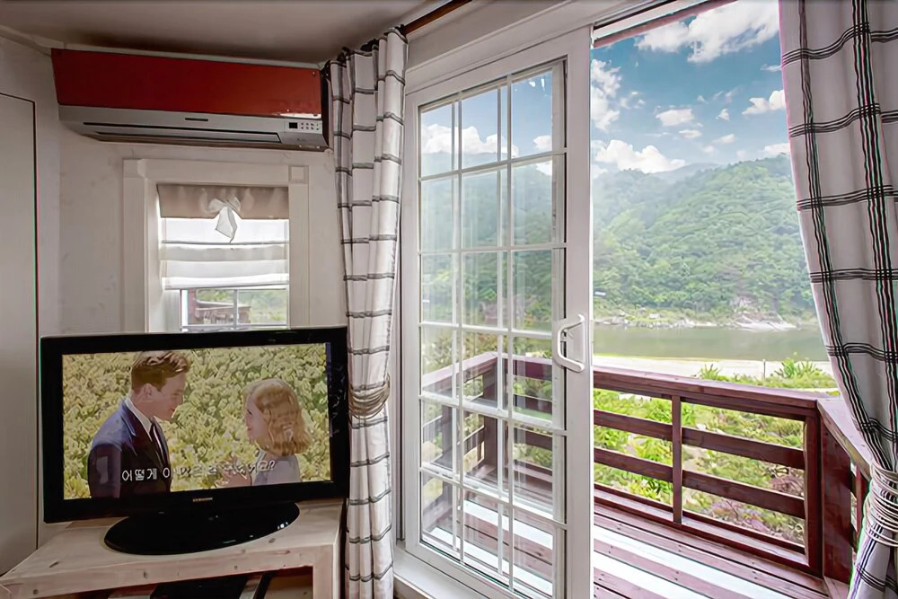 Hongcheon Gogh and Sunflower Pension