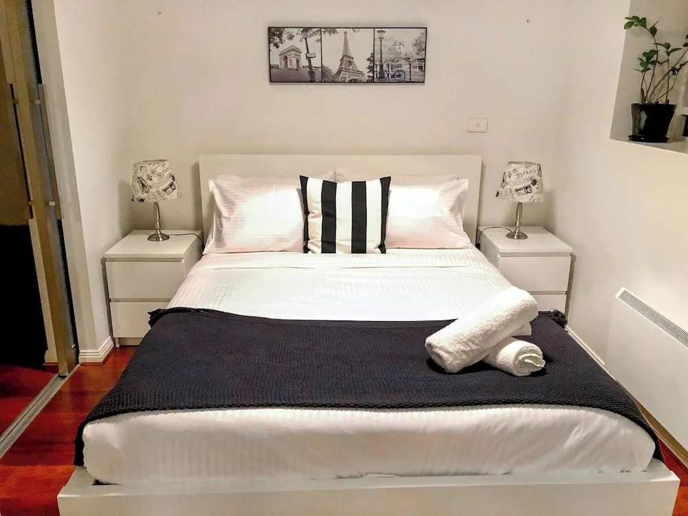 Melbourne City Oasis 2-bedroom Art Deco Apartment With Gym, Carpark, Pool, Wine