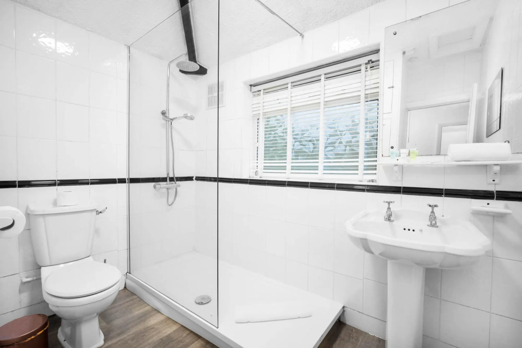Spacious House With Garage and Garden South of Birmingham Centre