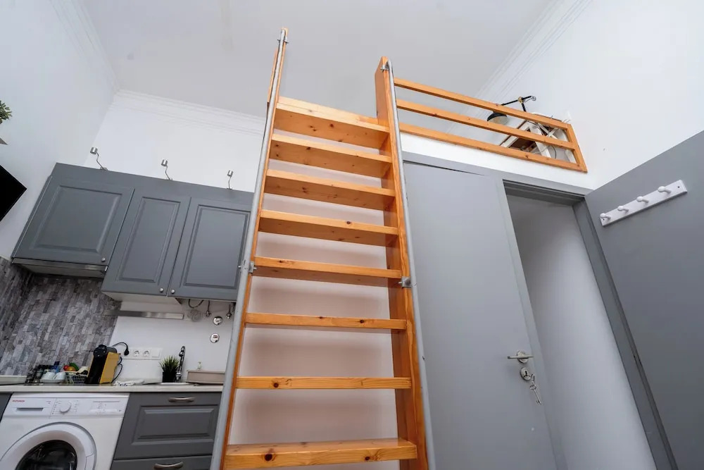 Spacious Two-Level 1 Bedroom 1 dboule bed Studio Apartment in Prime Lisbon Location