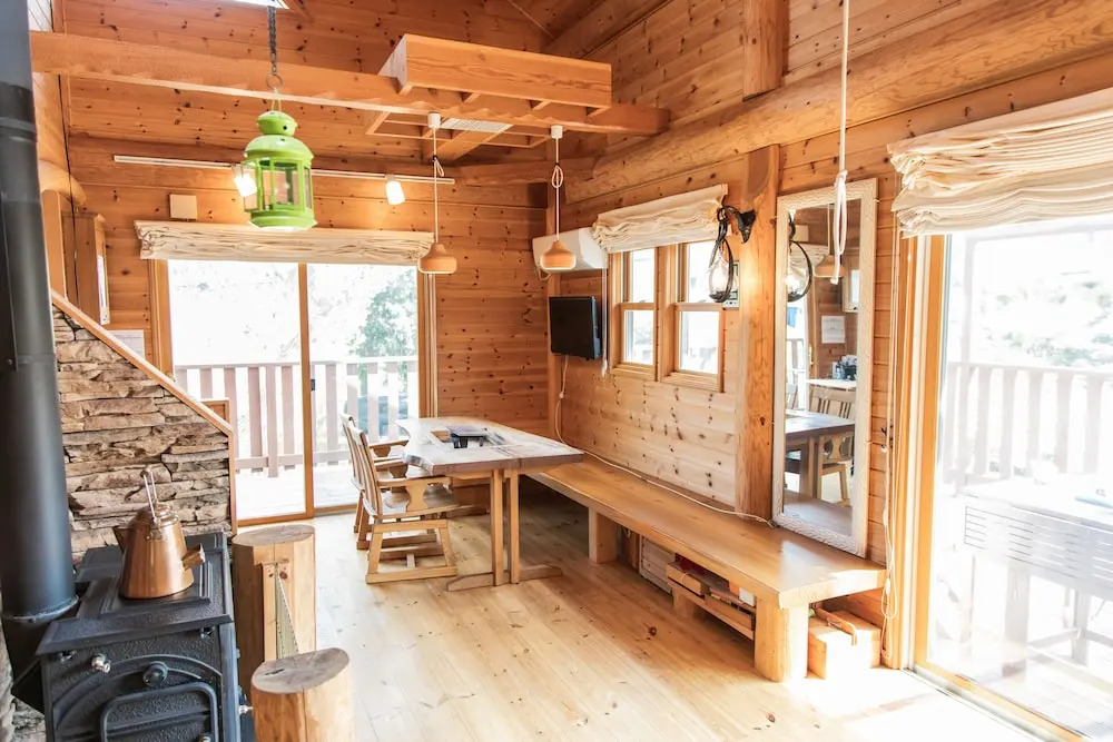 Izu House Luxury Log with Cozy Fireplace