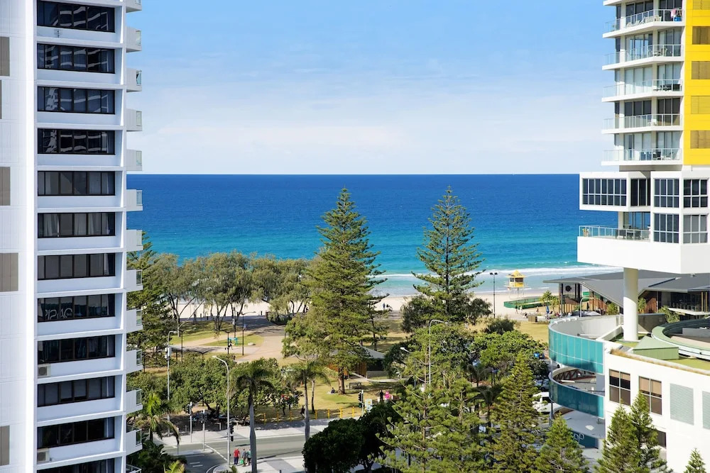 Victoria Square 2 Bed Ocean View Broadbeach