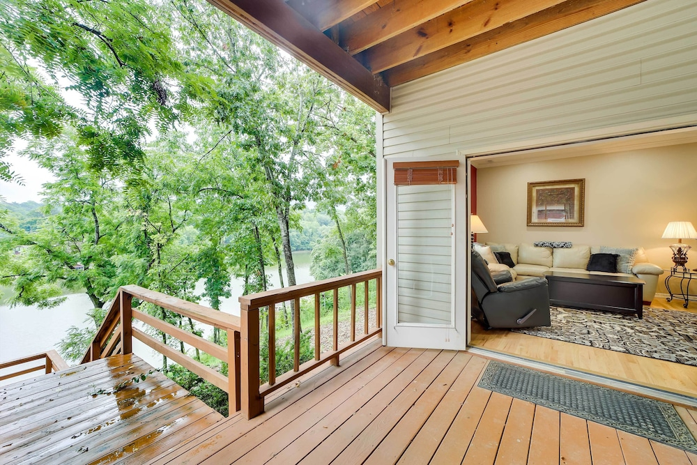 Bella Vista Lakehouse w/ Hill Tram, Deck & Views!