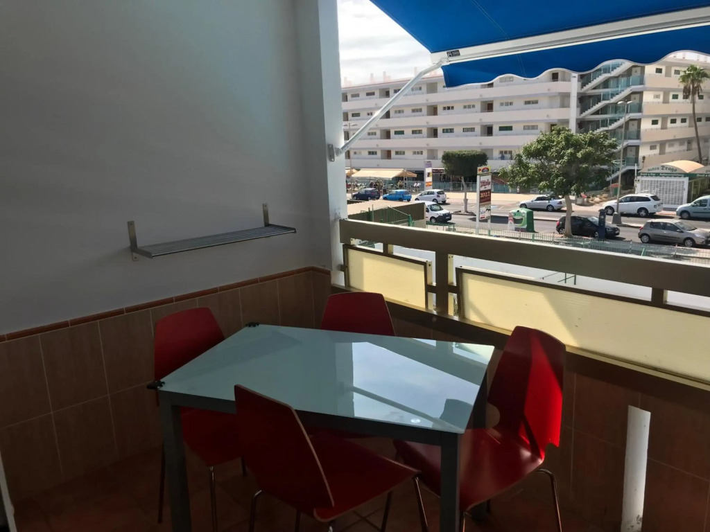 5 min walk from Yumbo 309