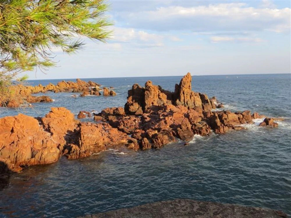 Bright Apartment in St Raphael with a Balcony, Great Views And AC
