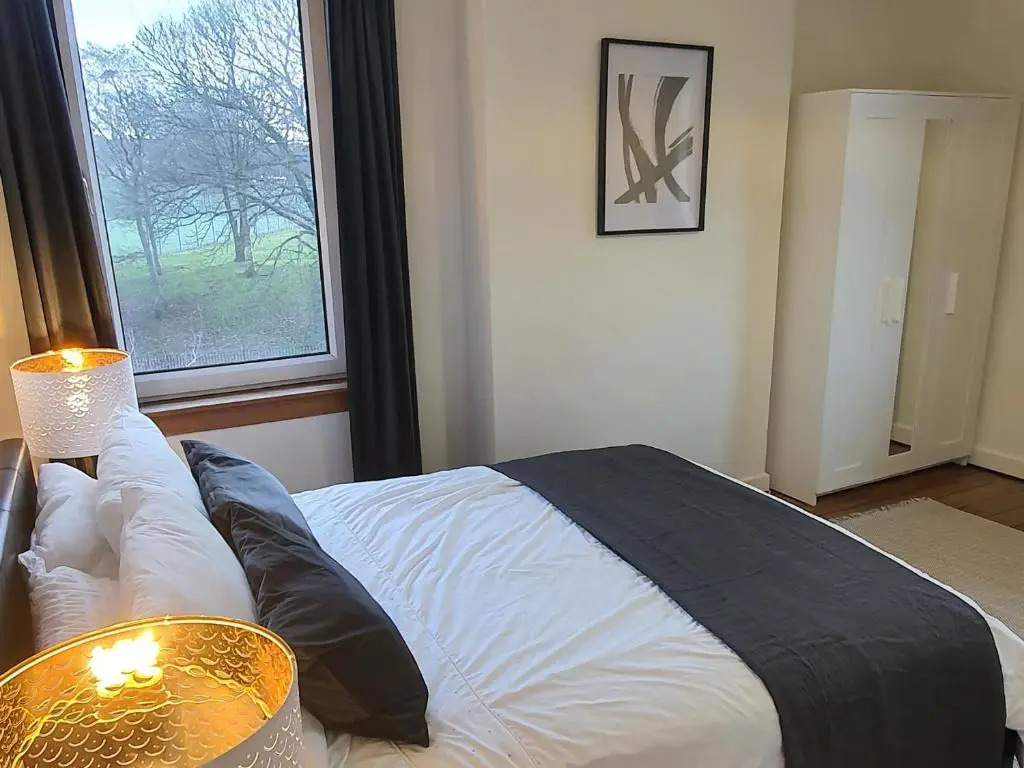 Large 3 Bed Apartment Glasgow West End Free Parking & Electric Vehicle point