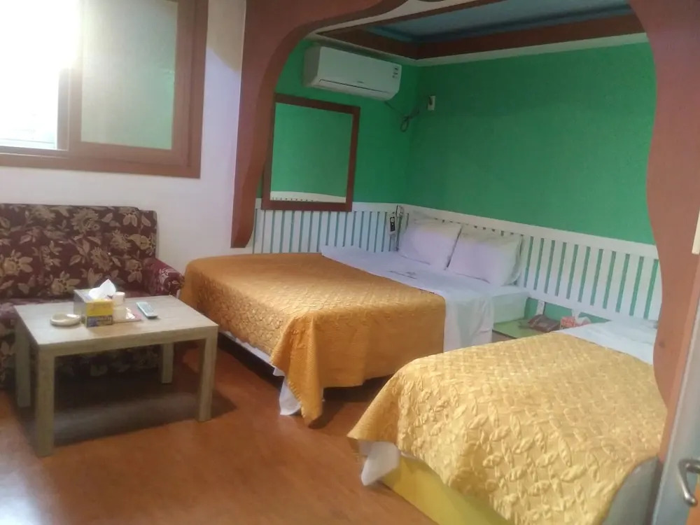 Golden Bee Motel