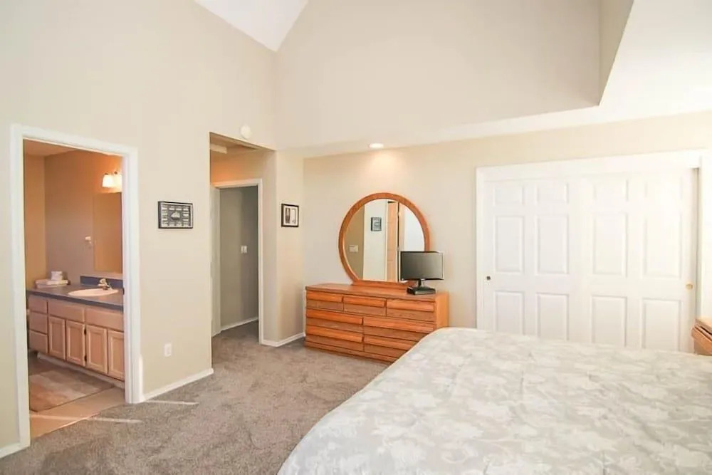Cozy Gathering Space and Sparkling Amenities - Charming Seaside Haven