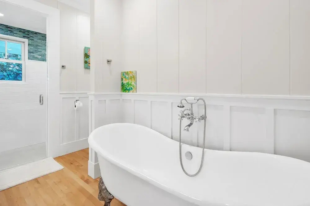 Gorgeous Renovated 1937 Plantation Style Beach House 50 Steps to the Center of the Beach home