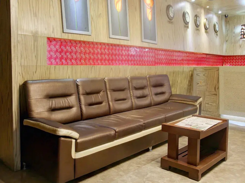 R D Suites A Business Hotel