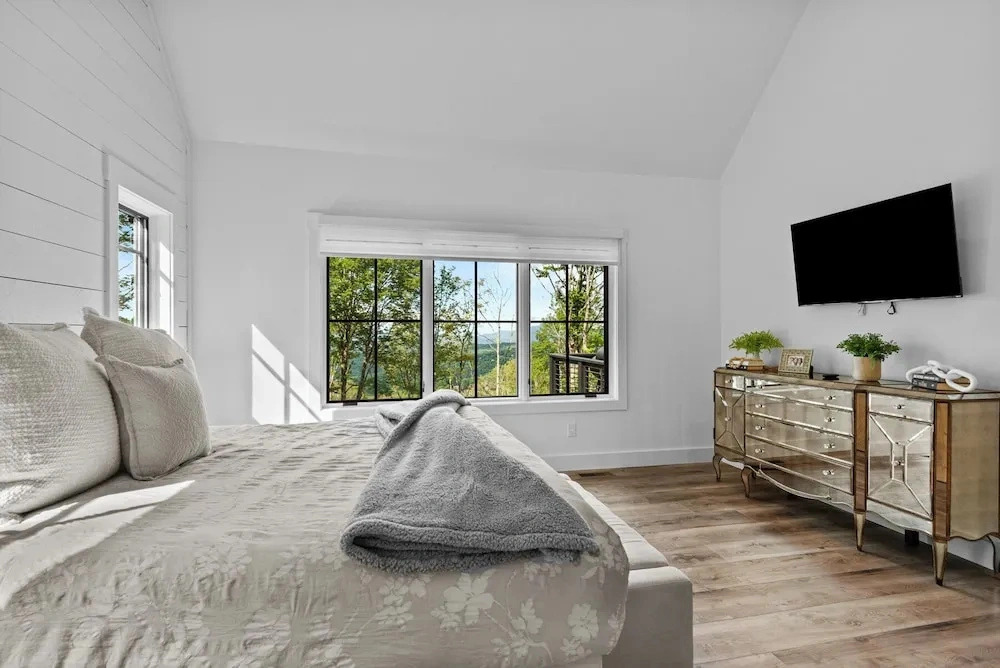 The JEM Mine at Eagles Nest - Views, Hot Tub, Ping Pong, Foosball, 3 Fireplaces