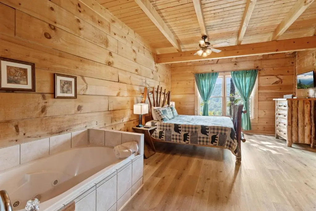 Mountain view 5 bdrm Gatlinburg Cabin near downtown Arts