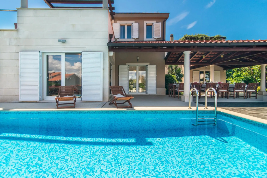 Gumonca in Supetar with 6 bedrooms and 5 bathrooms