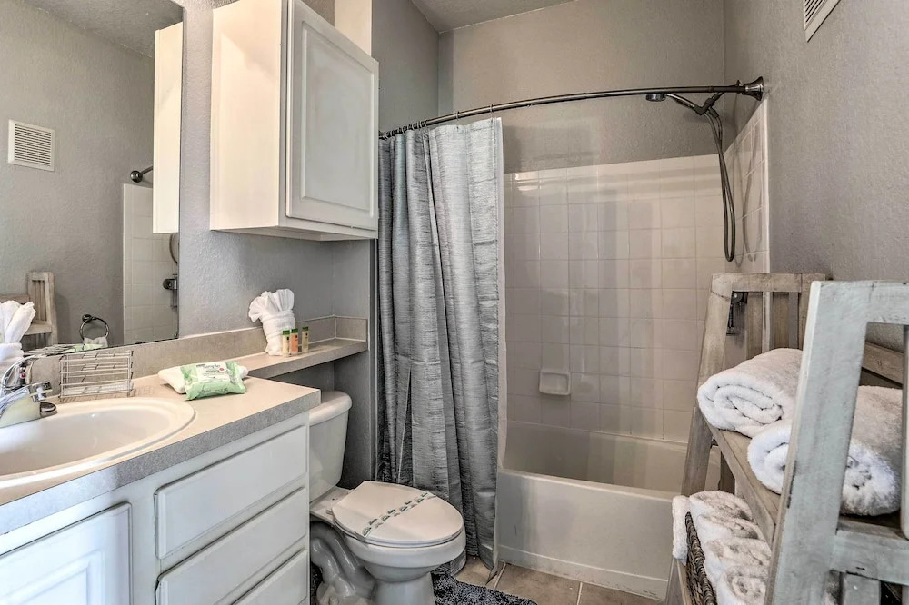 Lake-view Condo w/ Pool Access: 6 Mi to Disney!