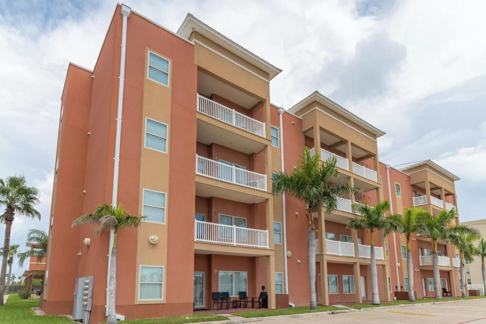 Casual Condo Near Beach w/ Pools, hot tub & Grill!