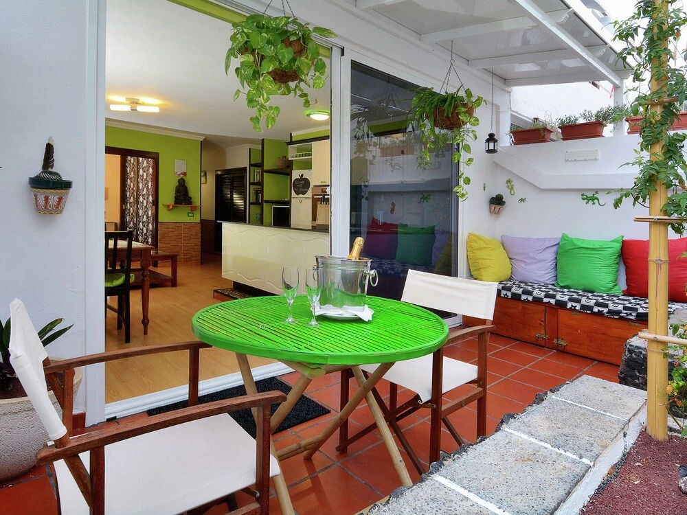 Spacious & Attractive Studio with Communal Pool near Beach