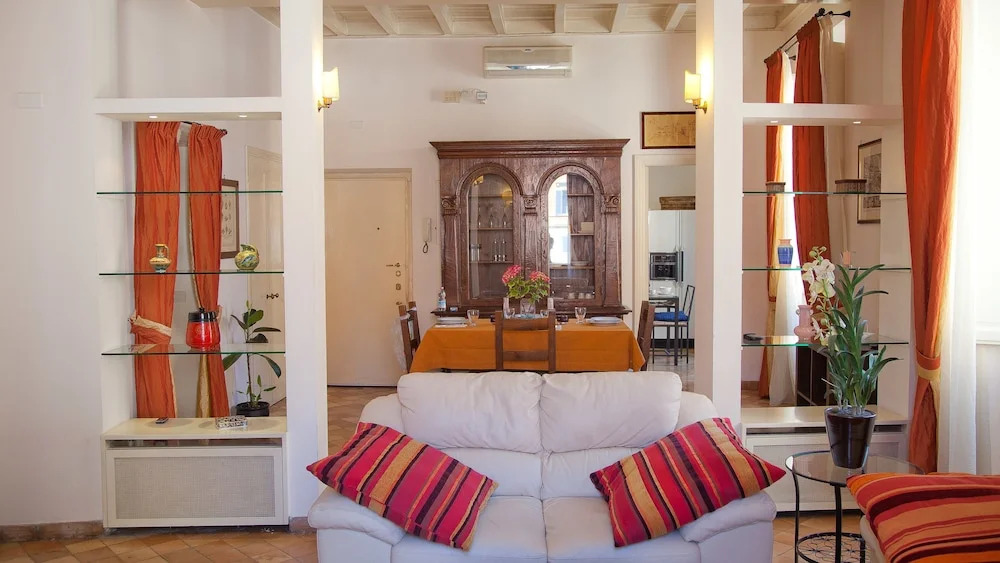 Rental in Rome Trevi Fouintain View Apartment