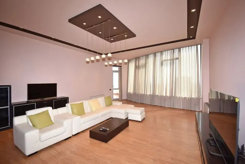 Spacious Apartment by Luxe Group TT606