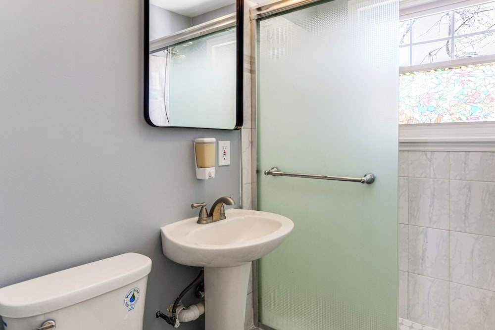 6 Mi to Smithsonian Museums! Convenient Townhome