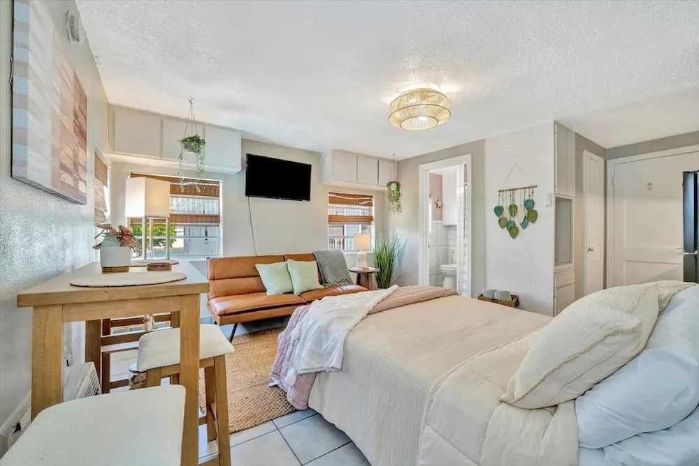 Corner Balcony Suite Across From Beach htd Pool